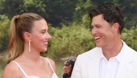 Scarlett Johansson e il marito in total white: coordinati (e innamorati) sul tappeto rosso
