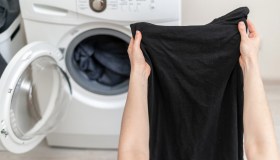 Odore di sudore, come eliminarlo dalle t-shirt scure senza rovinarle