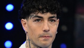 Tony Effe punge Carlo Conti e rivela: “A Sanremo non c’è modo di vincere”