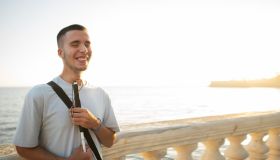 Un abbraccio tecnologico: il bastone elettronico che sostiene la libertà dei non vedenti