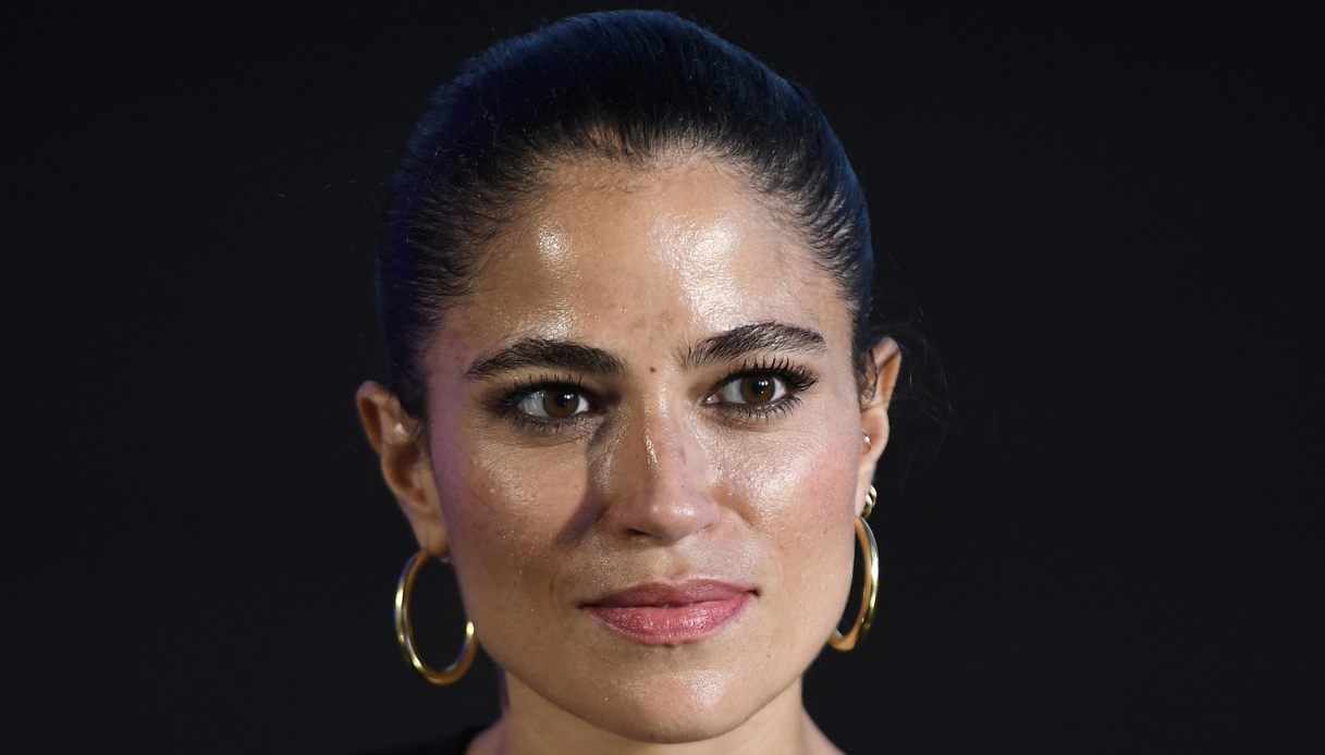 #acasadi Veronica Gentili, cucina tradizionale in legno, enorme libreria e terrazzo