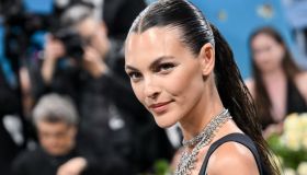 Il top in pizzo nero indossato da Vittoria Cerretti, in versione low cost, ti risolve i look estivi per la sera