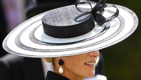 Re Carlo, la donna che ha il privilegio di baciarlo e ha conquistato il Royal Ascot