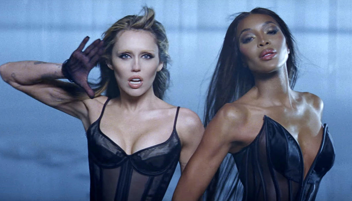 Miley e Naomi, coppia bollente nel video “Every Girl You’ve Ever Loved”