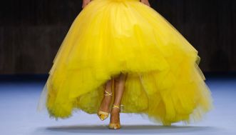 Anche (e soprattutto) le donne indossano la cravatta: è lei l’accessorio più cool della primavera