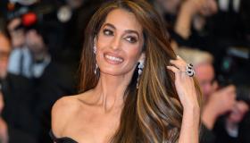 Profumo per capelli, il segreto per lasciare la scia usato (anche) da Amal Clooney