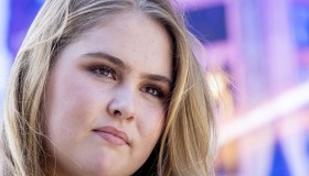 La Principessa Amalia d’Olanda si è laureata, l’abito senza maniche