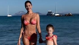 Belen e Luna Marì, l’estate da sogno in Sardegna con i costumi matchy matchy