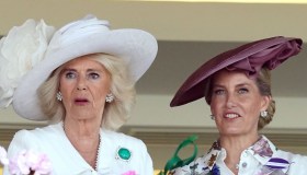 Re Carlo, Camilla e Sophie di Edimburgo si fanno guerra a colpi di stile, il look simile