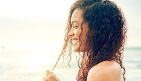 Abbiamo trovato la spazzola perfetta: districa i capelli senza spezzarli (anche al mare)