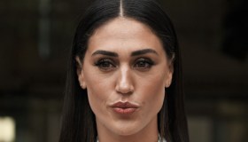 Cecilia Rodriguez, il costume premaman è seducente: la fantasia floreale e i cut out