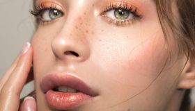 Tutte pazze per le champagne cheeks, il trend beauty che fa brillare il viso d’estate