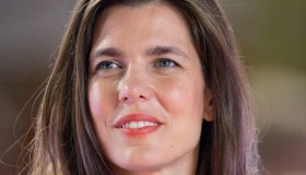 Charlotte Casiraghi, minidress cortissimo per la consegna dei premi. Carolina senza parole