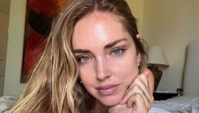 Chiara Ferragni, l’abito midi con maniche a sbuffo al mare a Forte dei Marmi