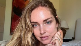 Chiara Ferragni torna dal Messico e corre da lui, l’abito bianco perfetto per l’estate