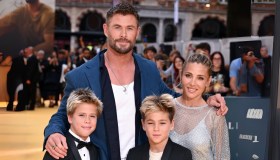 Chris Hemsworth, il red carpet più dolce con Elsa Pataky e i gemelli in smoking