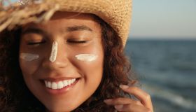 Creme solari viso anti-age. Con un solo gesto combatti rughe, macchie e raggi UV