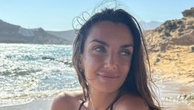 Elettra Lamborghini, il costume intero diventa seducente con dettagli trasparenti