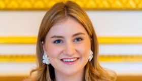 Elisabetta del Belgio mostra il suo carattere alla Festa Nazionale, il look monospalla