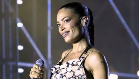 Elodie incanta la Sicilia con il mini abito floreale, il look al Green Valley Pop Fest 2025