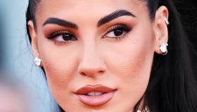 Giulia De Lellis, l’abito bianco e nero di gusto bon ton ad Atene