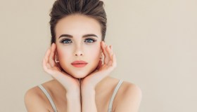 Il rossetto effetto peluche, virale su Tik Tok, è l’unica cosa che le tue labbra vogliono indossare questa estate