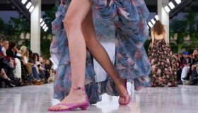 Lunga vita alle jelly shoes. Le scarpe che ci sono ma non si vedono sono tornate