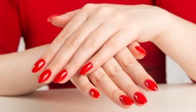 Lo smalto adesivo in gel è la soluzione veloce per una manicure impeccabile