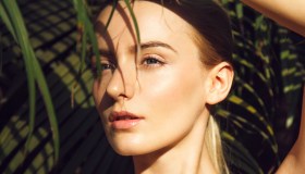 Fissa il trucco e protegge dai raggi UV, lo spray protettivo da avere per un beauty look impeccabile