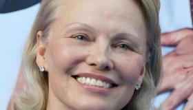 Pamela Anderson, il look velato giallo burro a New York: elegante in pizzo