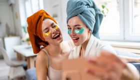 Da TikTok al mare, i patch UV sono virali. Ecco quelli da provare