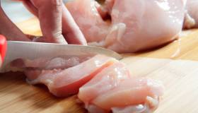 Mangiare pollo aumenta l’incidenza di tumori? Perché lo studio va interpretato con cautela