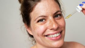 Il siero anti-età più venduto, ora in versione giorno e notte, è tutto ciò che ti serve per prenderti cura della tua pelle