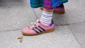 È sneakers charms mania. Ecco come personalizzare le tue scarpe per l’estate secondo TikTok