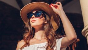 L’accessorio cool dell’estate si indossa sopra gli occhiali da vista e ti svolta ogni look urbano