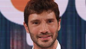 Stefano De Martino in imbarazzo, l’incontro con Belen Rodriguez mentre è a cena con Caroline