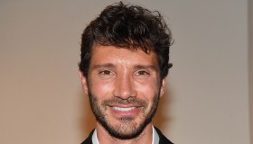 Stefano De Martino in tour: camicia e cravatta non cambiano, ma il dettaglio spiazza