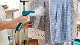 Addio vestiti stropicciati in valigia. L’accessorio piccolo, compatto ed economico su cui puntare ora è questo