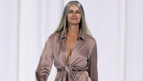 L’ex modella Paulina Porizkova in bikini a 60 anni: una bella lezione di vita