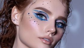 Brillantini per il corpo e tatuaggi temporanei. I beauty trend dell’estate Duemila(25) che adorerai