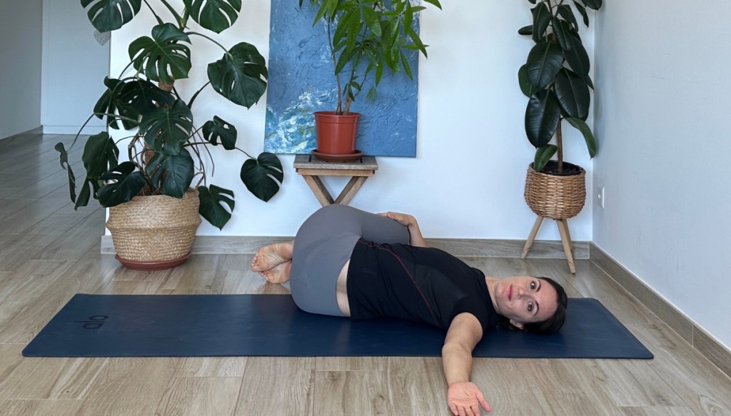 torsione busto posizione yoga esecuzione