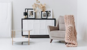 Carta da parati o parete monocromatica, come scegliere per la casa