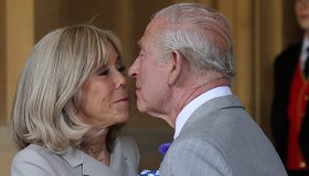 Re Carlo, il bacio a Brigitte Macron e il confronto feroce con Camilla