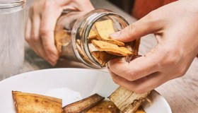 Buccia di banana, come usarla per pulire le macchie di inchiostro sulle mani