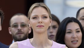 Charlene di Monaco romantica in rosa. Ma Carolina sbaglia tutto