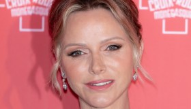 Charlene di Monaco è una visione, lo splendido abito azzurro al Gala della Croce Rossa