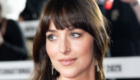 Dakota Johnson, silhouette da top model e premio alla carriera: il look è da sogno