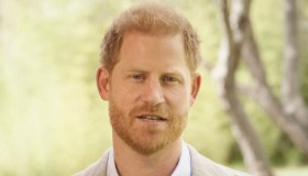 Re Carlo, nuovo affronto: Harry incontra la madre segreta