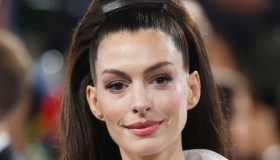 Il Diavolo Veste Prada 2, Anne Hathaway torna a vestire i panni di Andrea Sachs: il look conquista