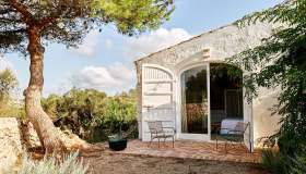 Rifugio di design nella campagna di Minorca, tra tradizione e comfort